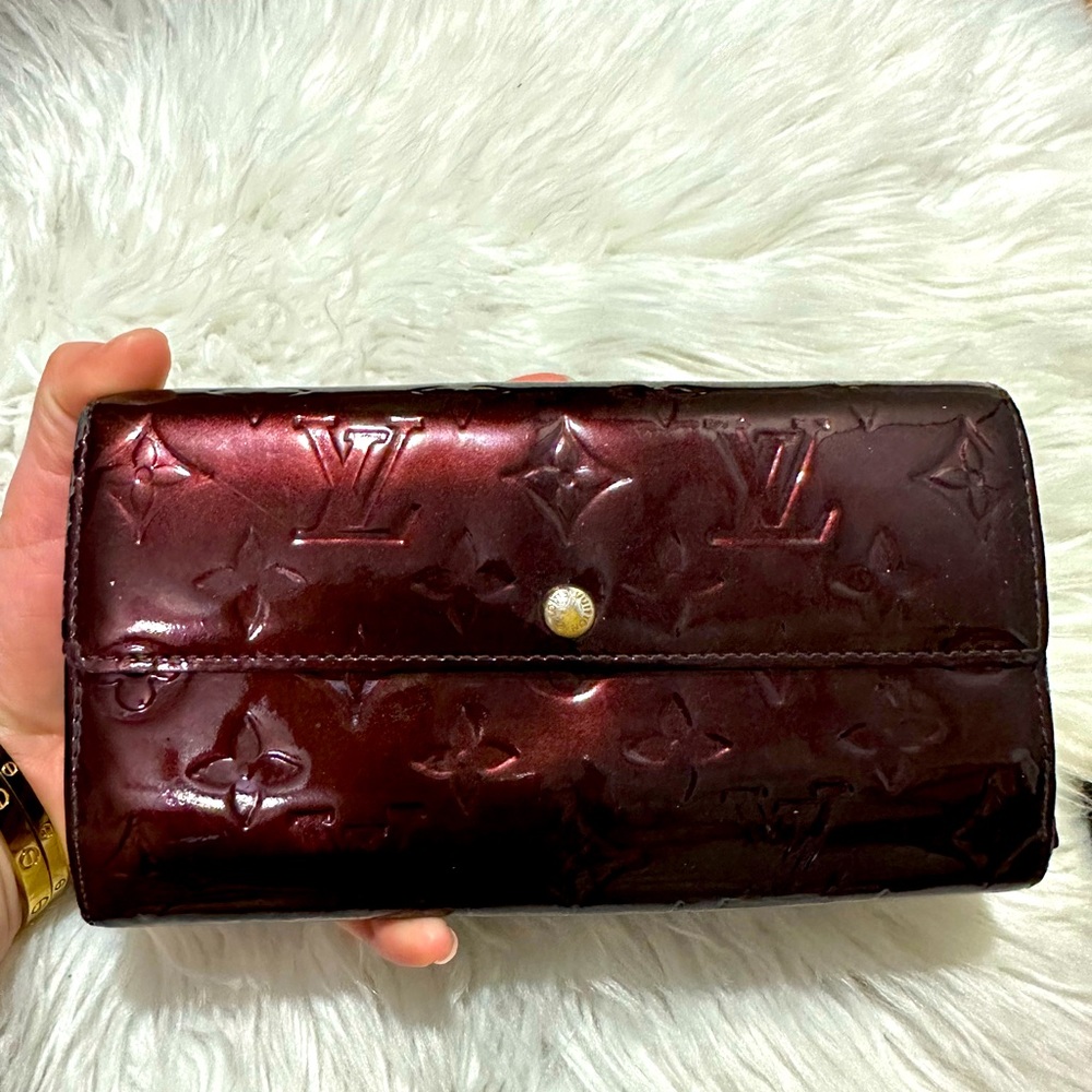 Louis Vuitton Vernis Sarah Wallet burgundy color